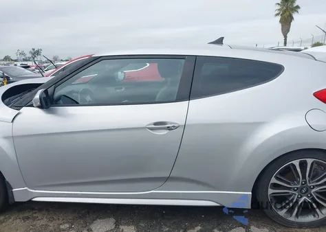2016 Hyundai Veloster Turbo z USA, uszkodzony, nr VIN KMHTC6AE5GU284810